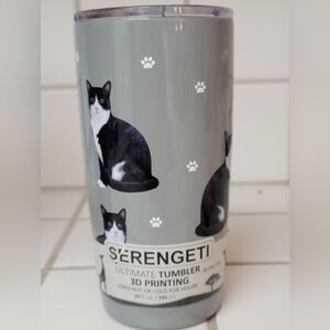Serengeti 20 Oz Insulated Black and White Cat Tumbler